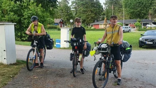 Här är killarna i mål efter att ha cyklat 100 mil för att samla ihop pengar mot psykisk ohälsa. 