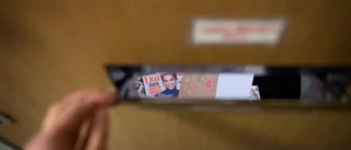 Kastade in brinnande cigarettpaket i brevinkast
