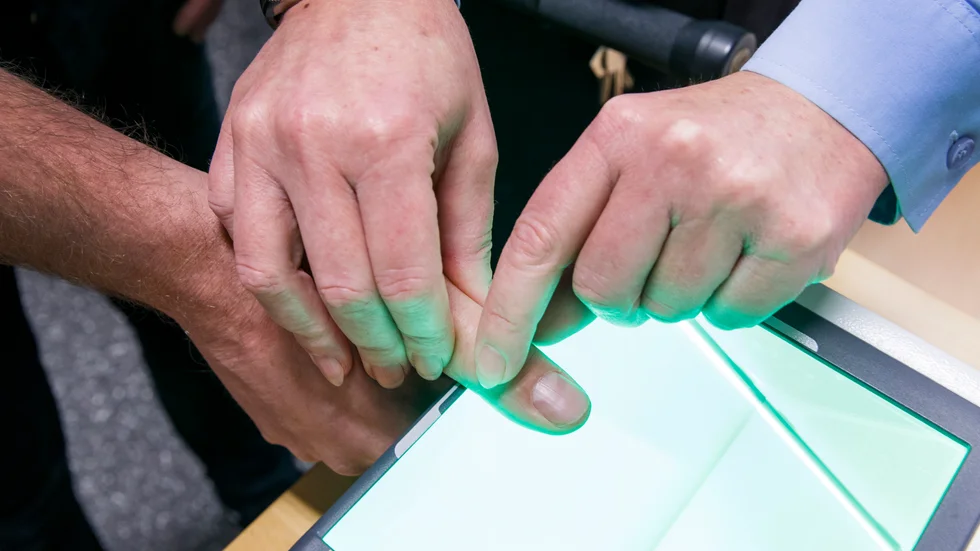 Den so vill ha ett nytt id-kort behöver lämna fingeravtryck.