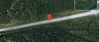 En personbil i trafikolycka på väg 230