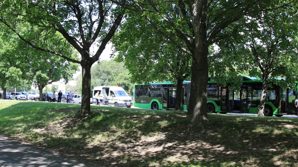 Bussföraren är misstänkt för vållande till kroppsskada och vårdslöshet i trafik. 
