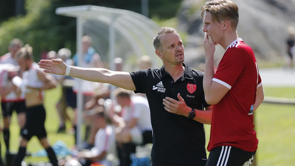 Pierre Tegenstams Tjust har full pott efter tre matcher och jagar nu Fårbo i toppen.