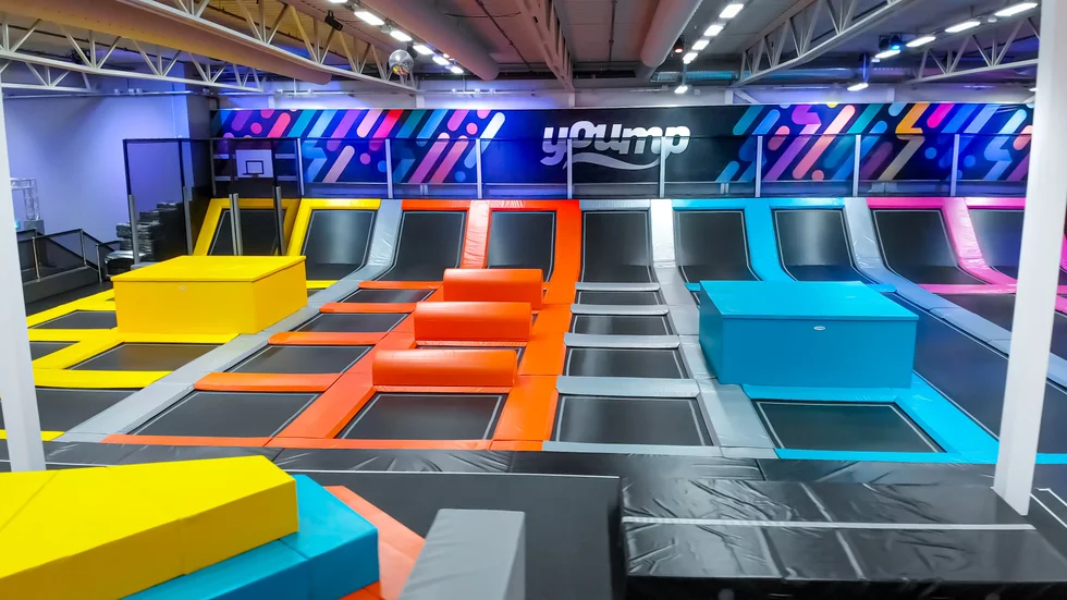 Interiör från en av Youmps trampolinparker.