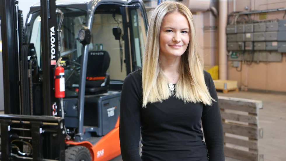 Fiddeli Lindström läser sitt andra år och har valt transportinriktningen. Hon tycker att det är roligt att köra och att det är positivt att fler tjejer söker programmet.