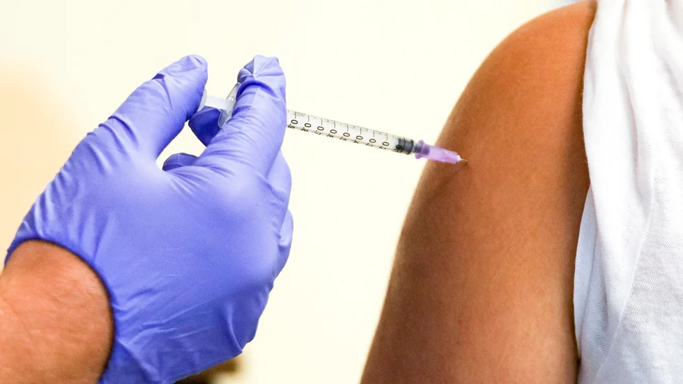 Är det rätt att vaccinera barn mot en sjukdom de väldigt sällan blir sjuka av?