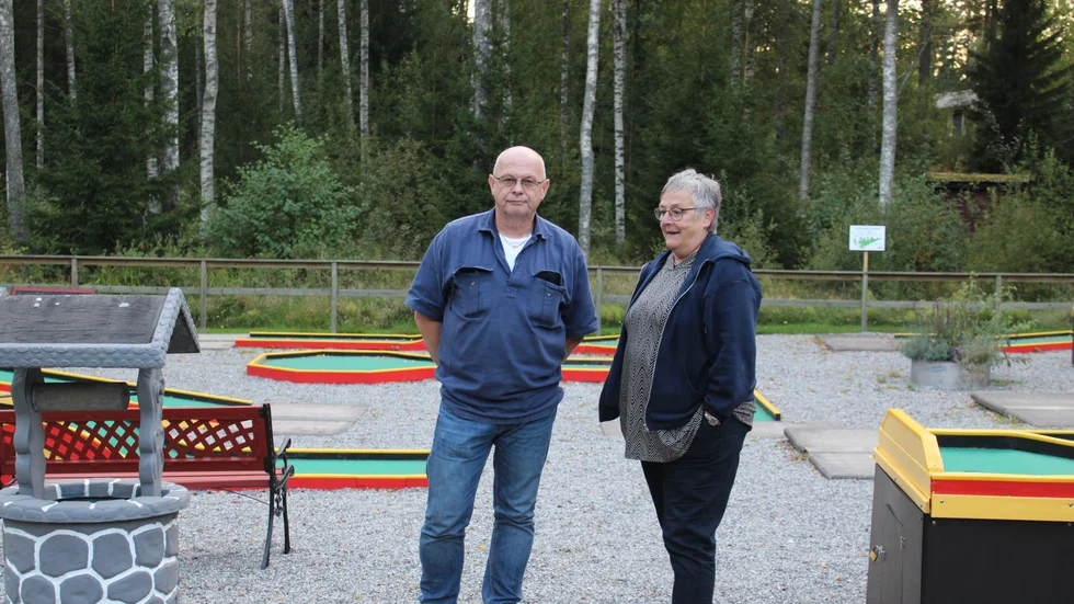 Mats Lööf och Annelie Johansson på minigolfbanan på Getnäs i Bränntorp