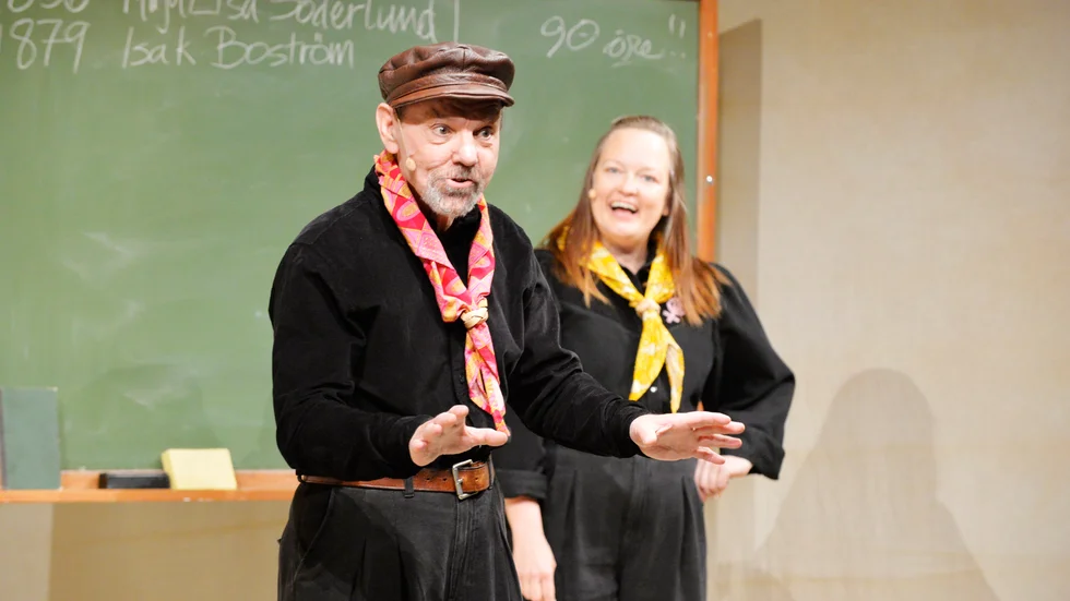 Gunnar Eklund och Sonja Lindblom spelar olika historiska och lokala personer i den timmeslånga föreställningen. Här i rollerna som Maja Lisa Söderlund och Isak Boström.