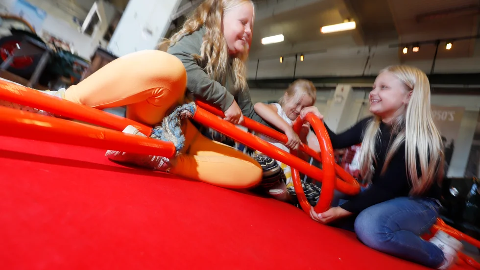 Lo Andersson, Thea Sundqvist och Wilma Andersson, från Vårfruberga skola samarbetade sig till framgång i experimentet Järnvindlingar.