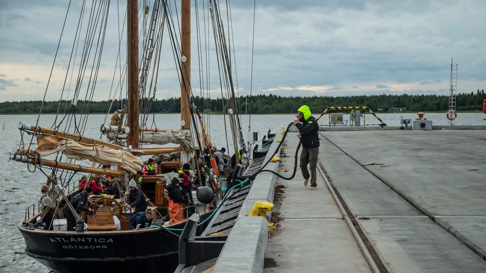Segelfartyget T/S Atlantica ägs av SXK Seglarskola i Göteborg och la under måndagen till i Piteå. Ombord finns 23 ungdomar som går seglarkurs. Under två veckor har de seglat från Stockholm med slutdestination i Luleå.