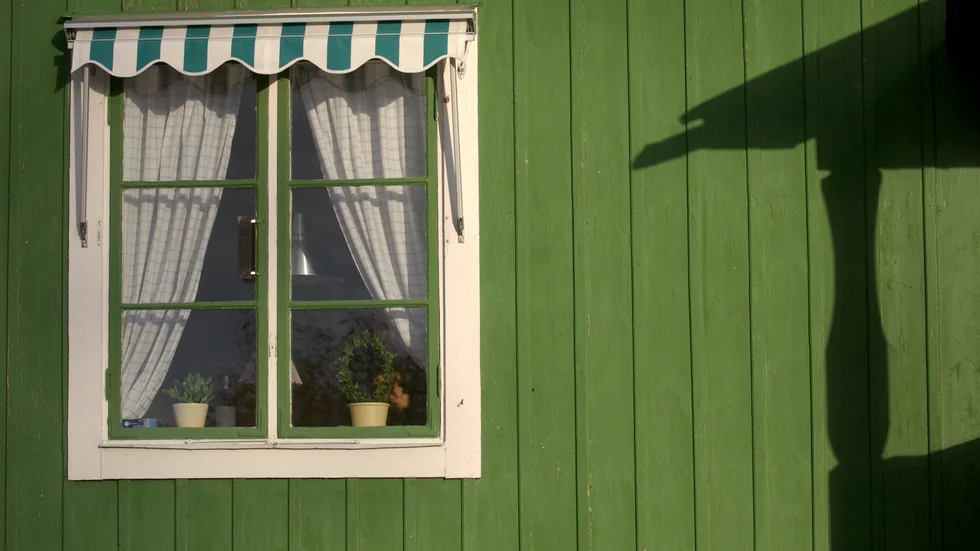 Reglerbara markiser vore ett mer trivsamt alternativt vid ihållande värmebölja, tycker insändarskribenten.