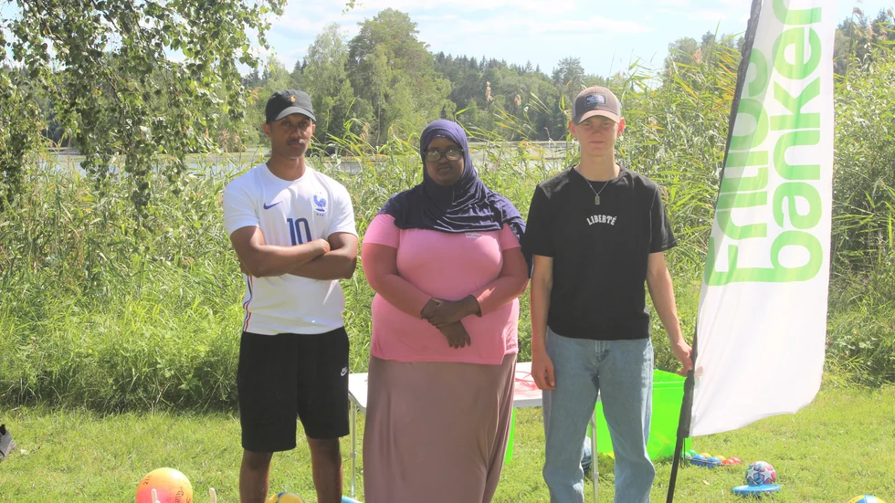 Handledare Mohammed Saleh med sommarjobbarna Fartun Abdirizak och Robin Stensson under ett fritidsevent i Marmorbyn. 