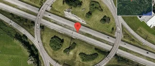 Fordon stillastående på väg 953 - helt stopp i ett körfält