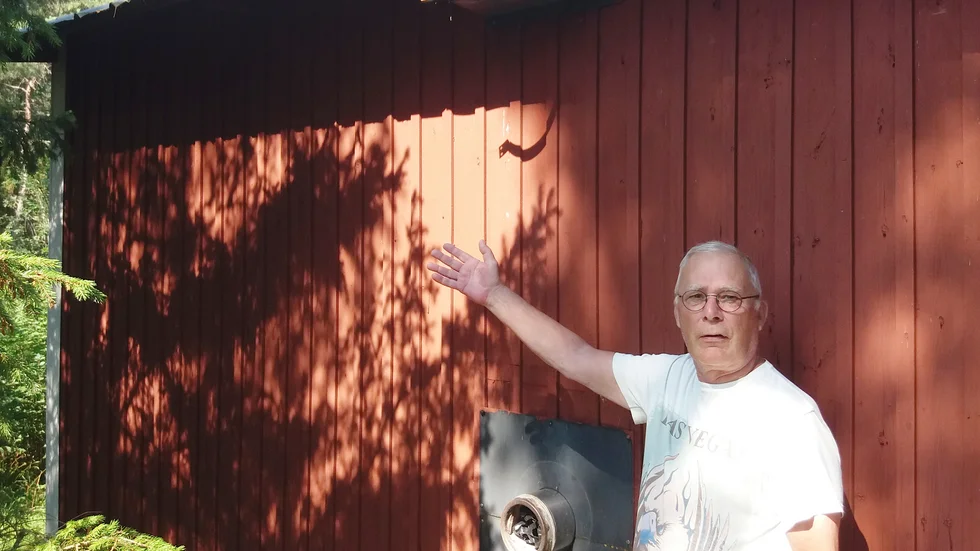 Bosse Streling visar var det stulna skorstensröret satt på huset i Tofta.