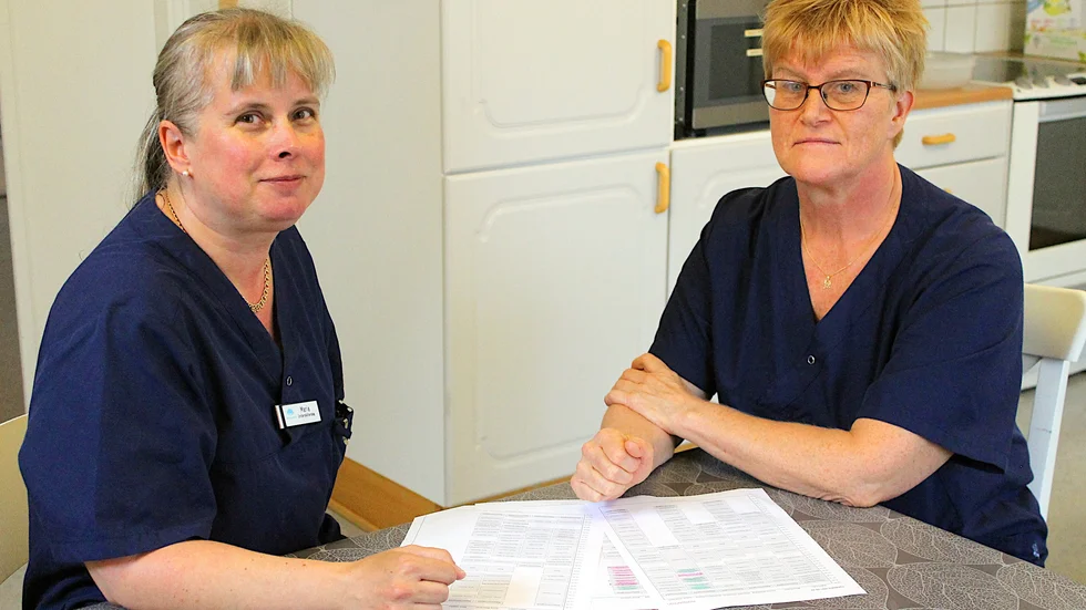Marie Holmberg och Bettan Holmberg, undersköterskor i hemtjänsten, går igenom listorna med dagens arbete. Listor som ofta kräver omplanering för att de ska slippa åka kors och tvärs.