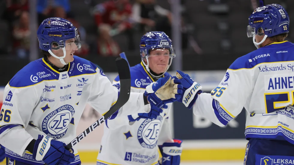 Nils Åman, till vänster, firar med lagkamraterna efter sitt 4–0-mål för Leksand mot Frölunda. 21-årige Åman stod för två mål och en assist när Leksand tog sin första seger denna SHL-säsong.
