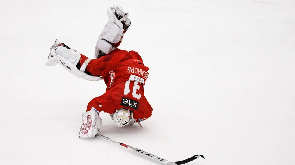 Anton Malmborg får göra en kullerbytta inför den lilla klacken i Upplands Bilforum Arena. Almtunamålvakten gjorde en bra match mot Troja och bidrog i allra högsta grad till segern.