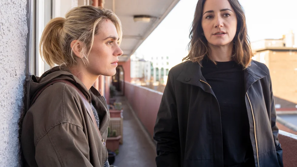 Victoria Carmen Sonne spelar en Secret Service-agent och Lydia Leonard hennes danska kollega i Viaplay-serien "Red election". Pressbild.