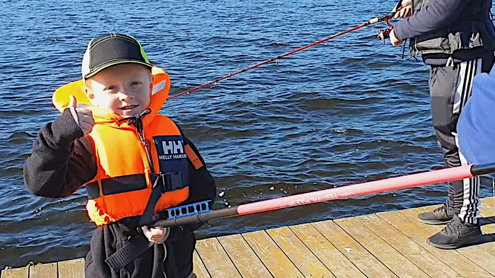  Tummen upp för dagens första fisk. Det var Herman Djurstedt, 5, som stod för den. "Oj, var det en abborre!" insåg han stolt. 