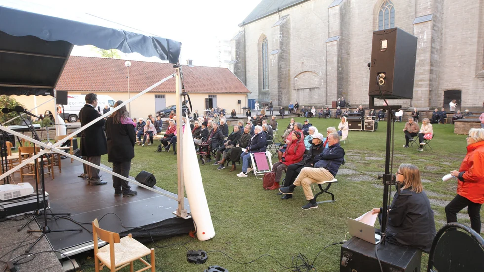 Runt 200 personer samlades under lördag på Gräsgården i Vadstena.