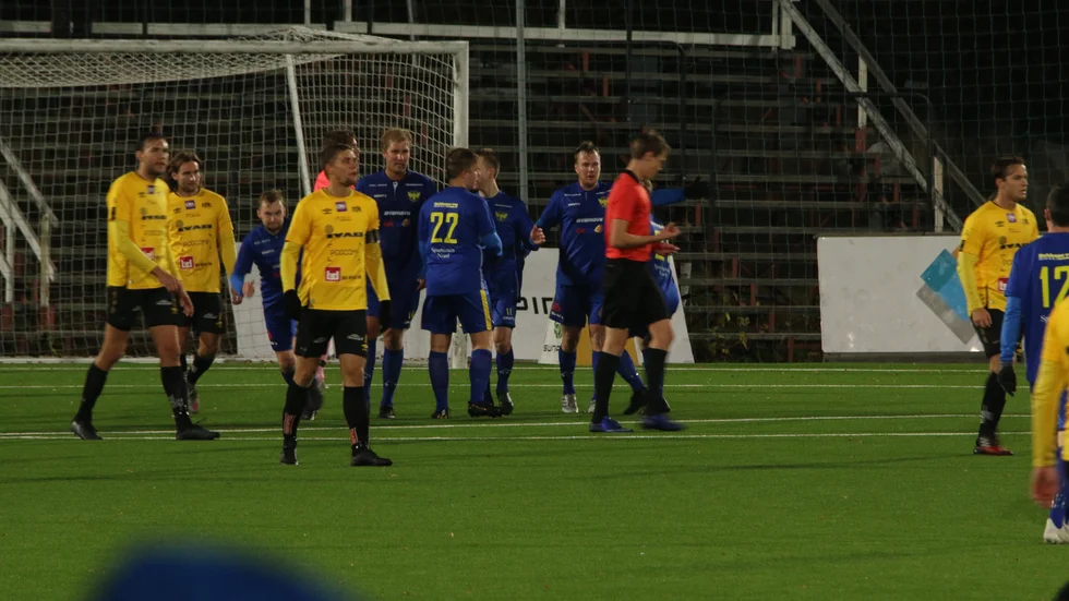Ohtana/Pajala jublar efter kaptenen John Kallas kvitteringsmål på straff