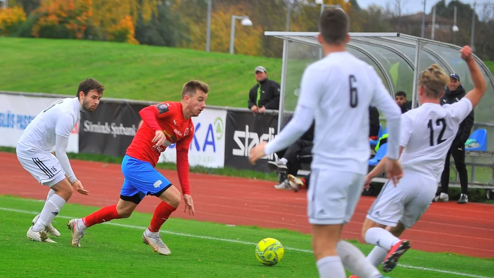 Oscar Karlsson omsvärmad av Huddingespelare.
