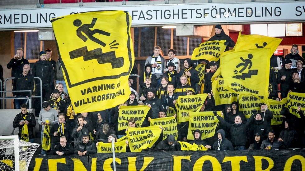 AIK:s supportrar, fans på läktaren protesterar mot den så kallade villkorstrappan. Arkivbild.