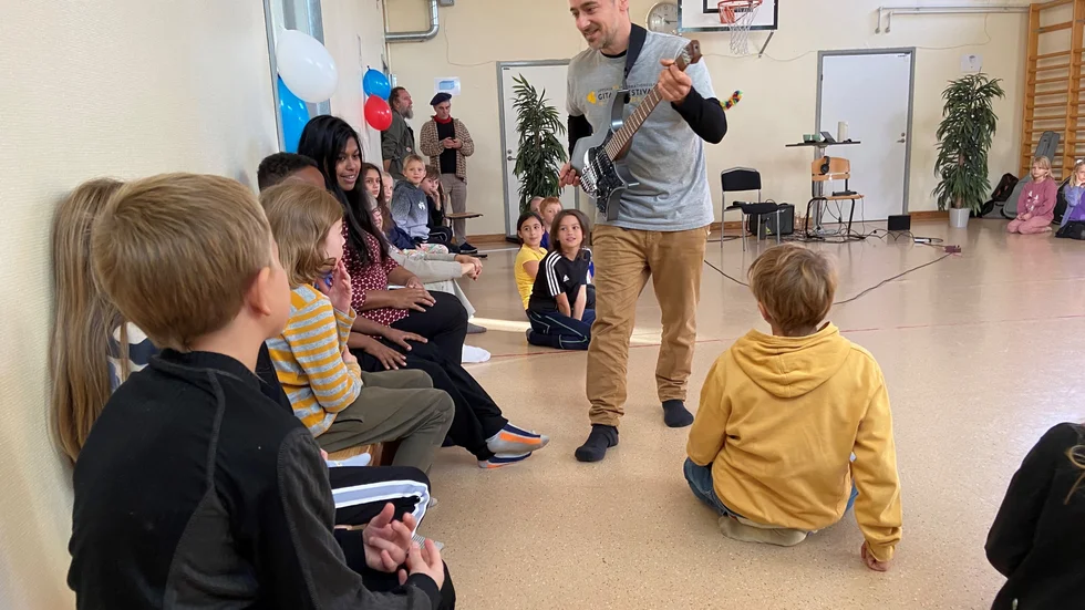 Matias Zloto höll i workshopen på Flogstaskolan och lyckades verkligen fånga barnens intresse under de 45 minuterna i idrottssalen.     