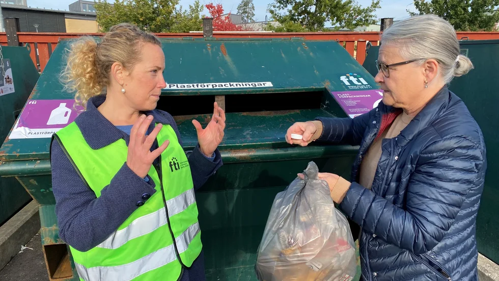 "Förpackningarna måste inte vara helt rena men de ska vara tömda", säger Malin Larsson från Förpacknings- och Tidningsinsamlingen som ger Agnetha Kvick råd om plastsortering.