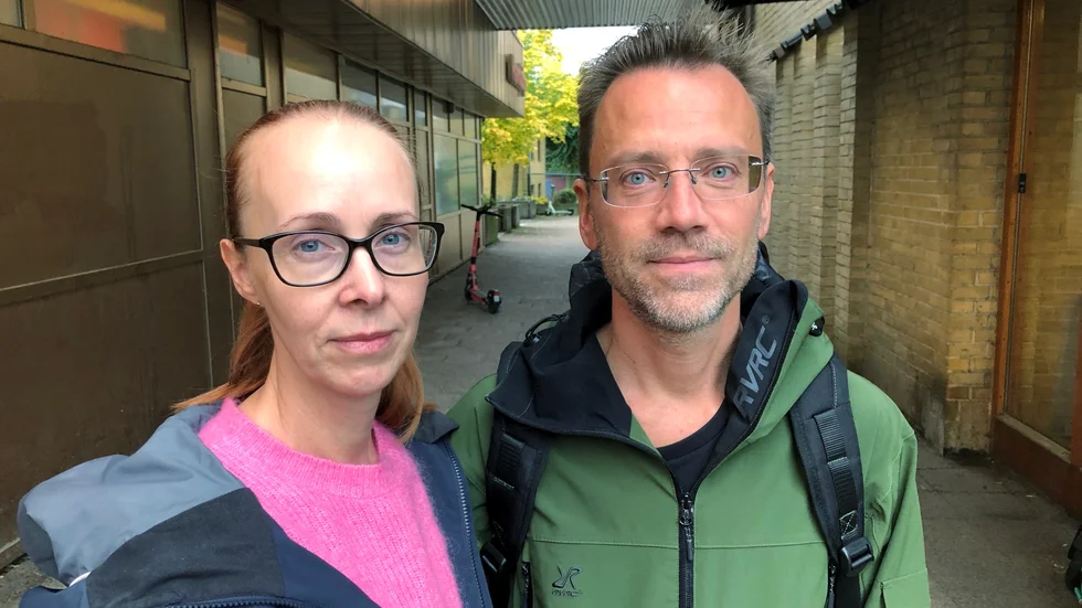 "Vi förstår att vi inte kommer att kunna bo hemma på ett tag. Även om vår lägenhet klarat sig från röken finns det ingen el och inget vatten", säger Hanna och Pär Eriksson.