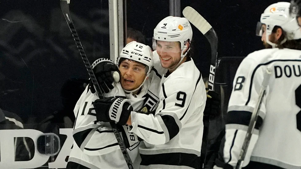 Adrian Kempe, i mitten, firar ett av sina mål mot Anaheim.
