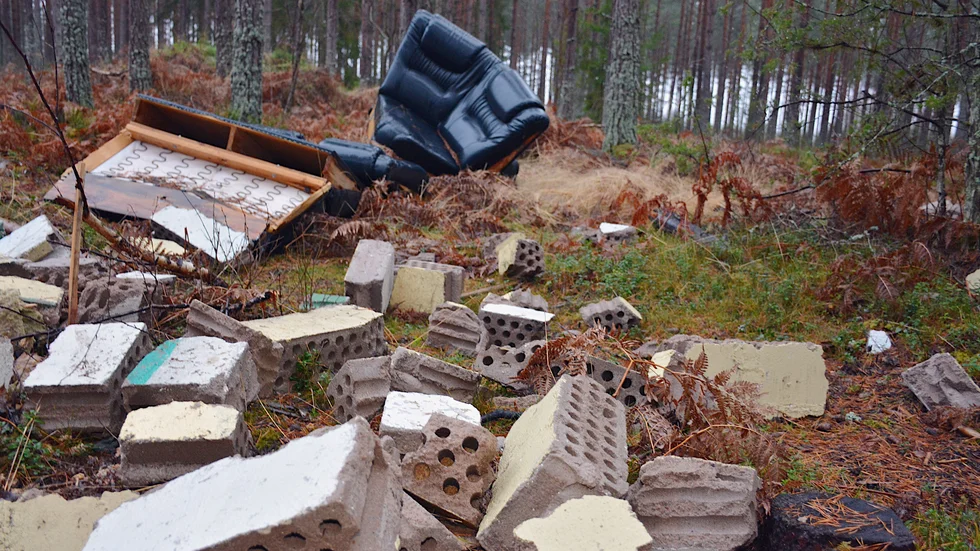 Skräp 2017, på samma plats där det dumpats mer skräp i år.