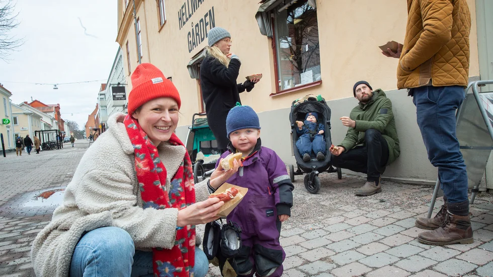 Johanna och Henry Nilsson tog en korv till lunchen.