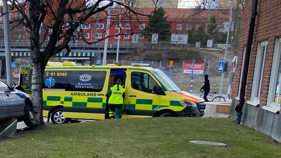 En bil körde av okänd anledning in i en lyktstolpe utanför Rinmangymnasiet på tisdagseftermiddagen. Ambulans och polis larmades till platsen.
