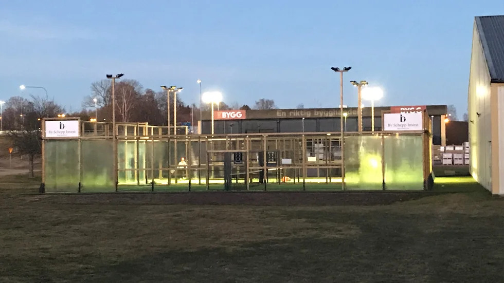 Nu startar utomhussäsongen på Motala TK:s padelbanor. Ett nytt test ska sänka ljudnivån. Damer och mixed ska spela tidigt och sent.