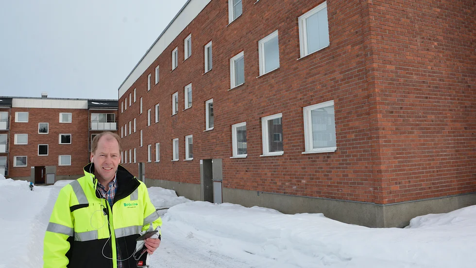 Johan Johansson, vd för Bodenbo, står vid bostäderna vid Sergeantsgatan som nyligen rotrenoverats. "Det kommer bli ett tufft år 2023 vad gäller hyror".