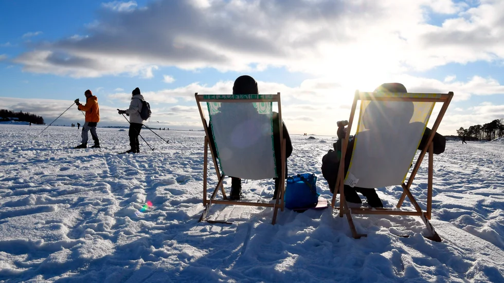 Människor njuter av solen i Finlands huvudstad Helsingfors.