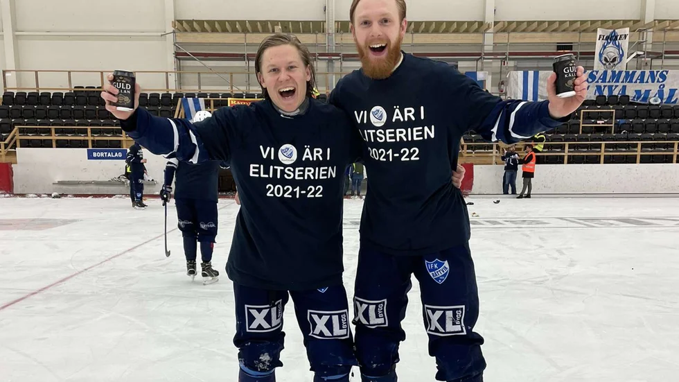 Rasmus Plan firar med lagkompis efter 3-3 mot Gripen Trollhättan under lördagen.