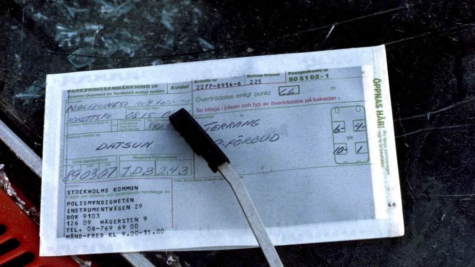 En "Glad skattebetalare" fick böter för att bildäcken stod utanför asfaltskanten. Böteslappen på bilden är från ett annat tillfälle.