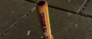22-åring tände förbjuden smällare strax intill poliser