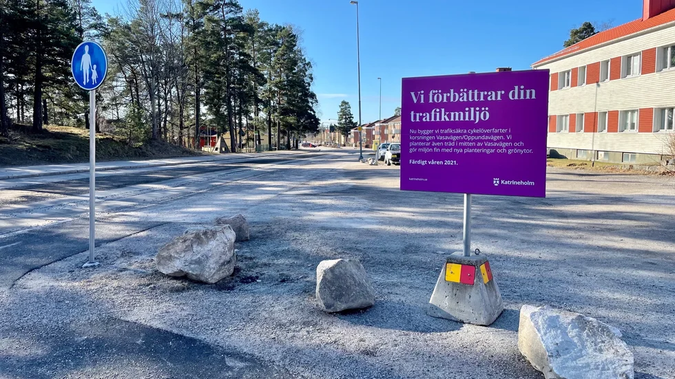 Den öde grusytan där det tidigare legat en bensinmack, ska nu göras om till park, med soffa och planteringar.