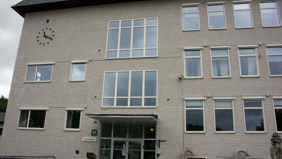 Korsängsskolan i Enköping har utsatts för upprepad skadegörelse. På lördagen togs en pojke på bar gärning när han kastade sten mot ett fönster.