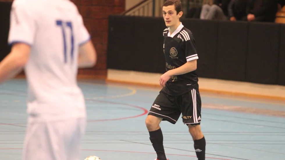 Besfort Kalludra dök upp i Dribblas futsalpremiär. Mjölbykillen är klubblös just nu i fotboll utomhus.