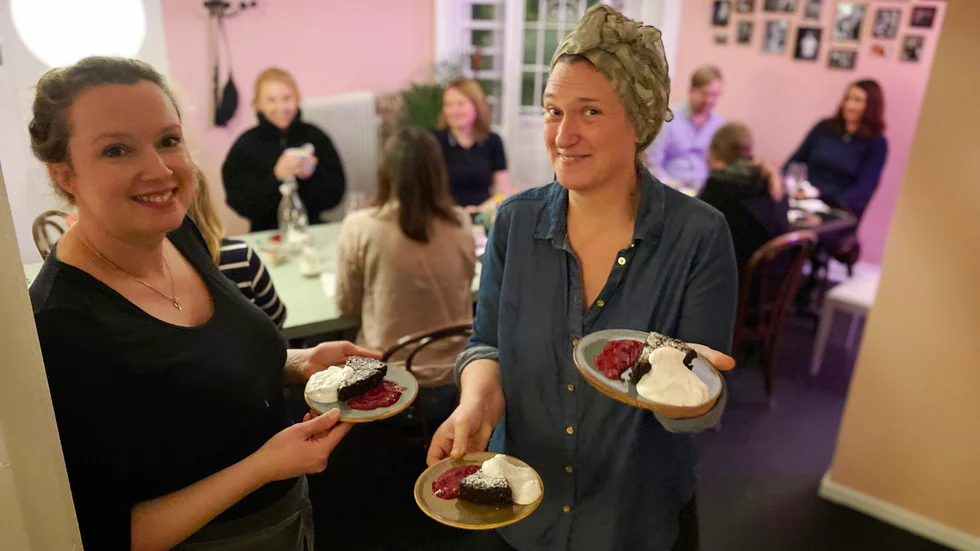 Sanna Eriksson och Frida Eugeniadotter visar vad gästerna vid första Supper club bjöds på till efterrätt.