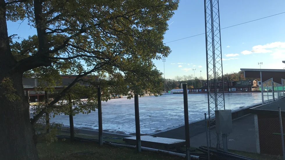 Kan det spelas på K bygg arena 5 november? Det är ytterst oklart, enligt Motala kommuns anläggningschef Thomas Martinsson. IFK:s hemmapremiär i elitserien är i fara.