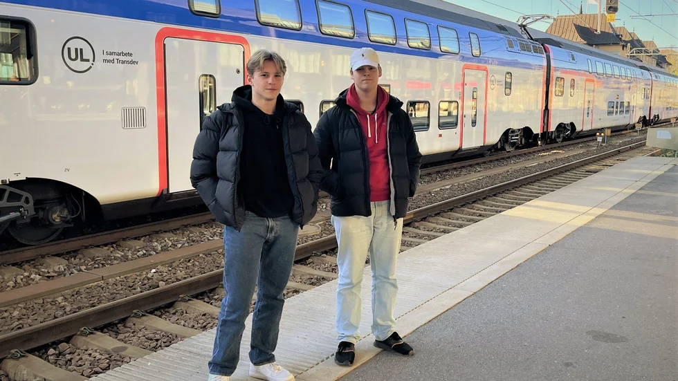 Gymnasieeleverna Jonathan Roonei och Oliver Holmberg skulle åka på en utflykt till Stockholm med sina kompisar. Det blev en dyr historia på 1500 kronor per person. 