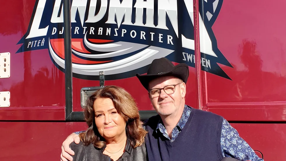 Haidie Lundman och Erik Lundman stöttar sonen Fredrik på plats i Stockholm varje fredagskväll. "Det är klart att man är stolt", säger Erik Lundman.