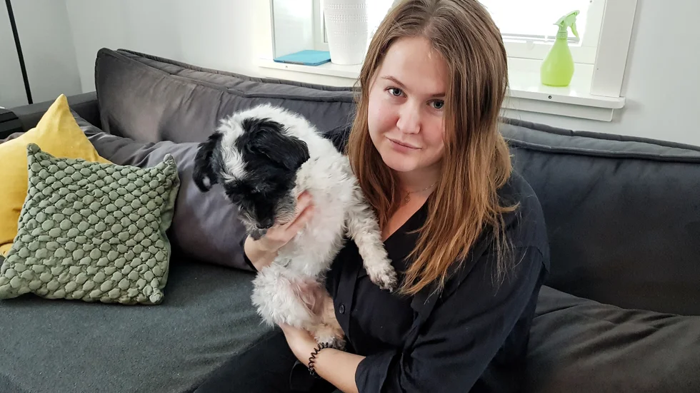 Hunden Wilma, 4 år, föddes utan ögon men har ett normalt hundliv. "Hon är lite av en drottning. Ibland skäller hon i vardagsrummet, inte för att hon inte hittar till köket, utan för att hon är bekväm och vill bli hämtad", säger matte Stina Gustafsson.