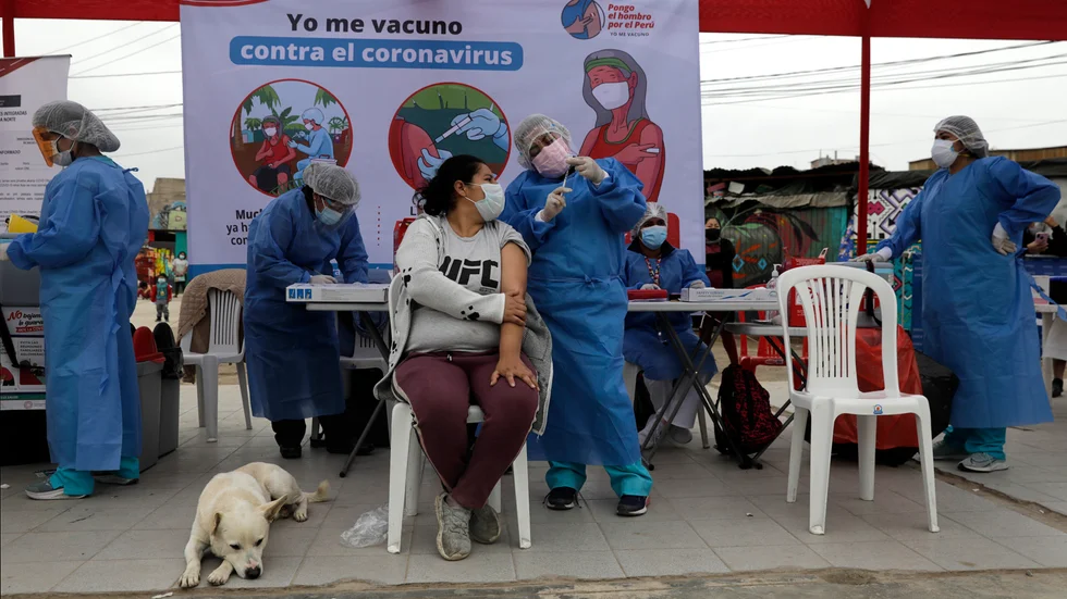 En vaccinationsstation i stadsdelen Cantagallo i Perus huvudstad Lima.