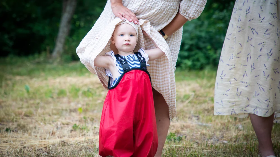 Lilla Vega Edlund-Frick dansade "Små grodorna" på Fridhem trots att det saknades midsommarstång. 