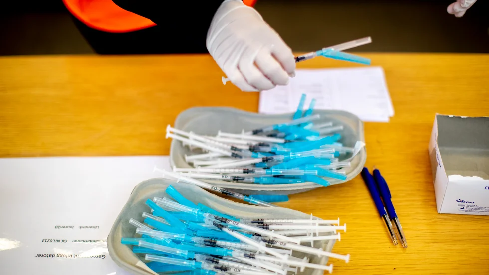 Signaturen "Orolig" anser att vi måste bygga upp ett förtroende mot samhället, så att alla vågar vaccinera sig mot covid-19.